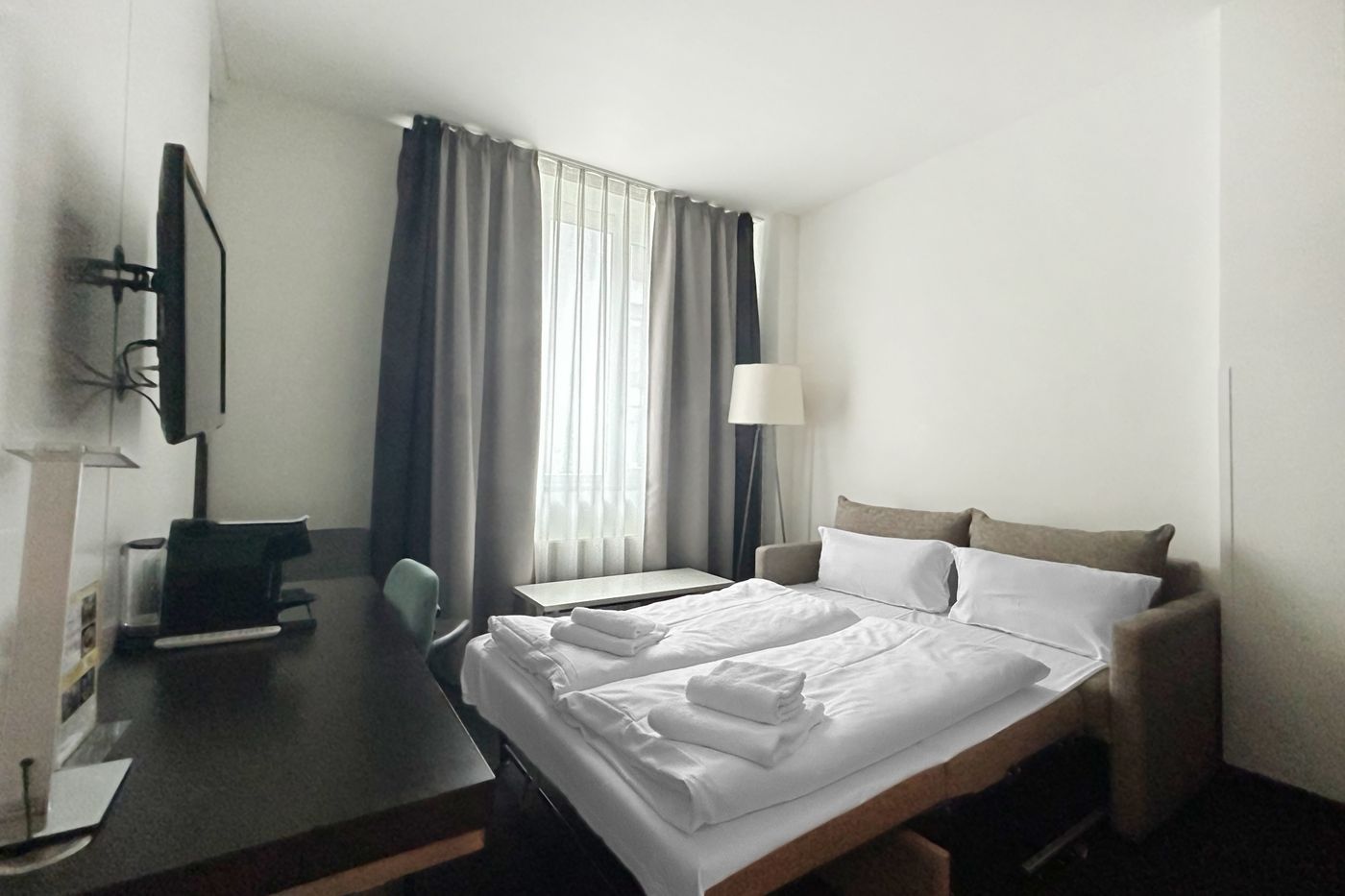 Select-Hotel-Berlin-The-Wall-Room-39