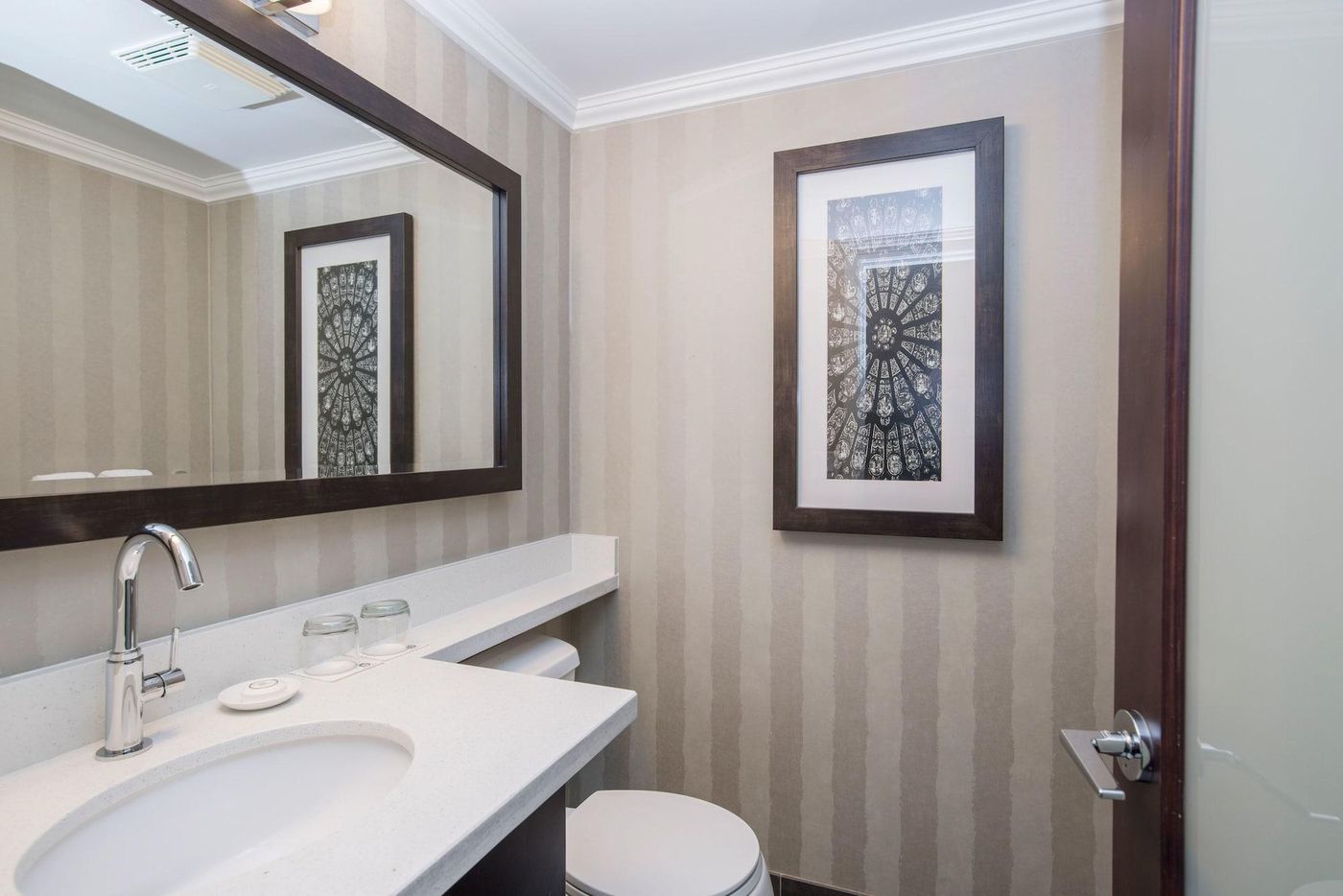 La-Grande-Residence-Vancouver-At-The-Sutton-Place-Room-26