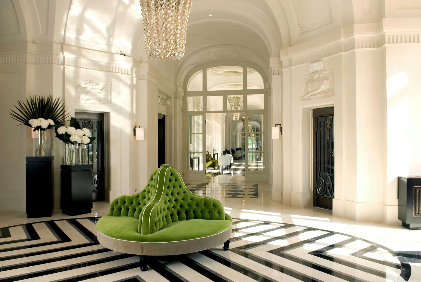 Waldorf-Astoria-Versailles---Trianon-Palace-Lobby-13