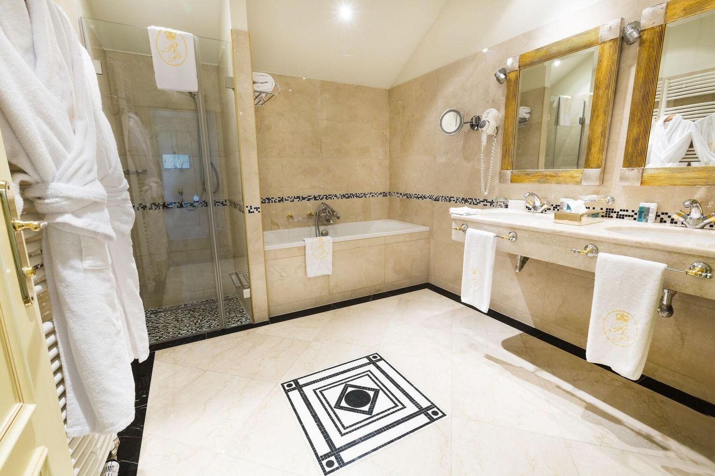 Luxury-Family-Hotel-Royal-Palace-Room-23