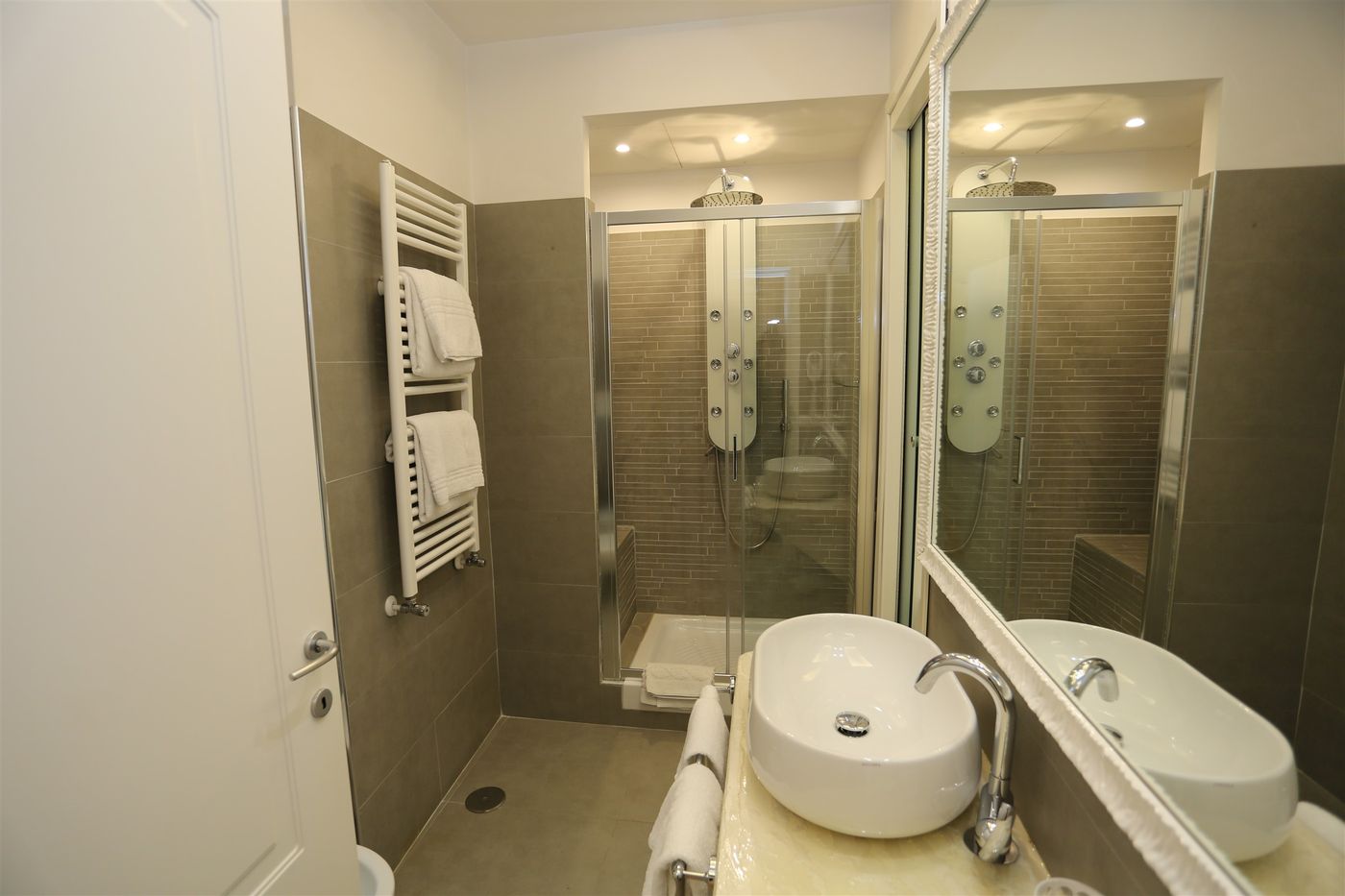 Luxury-on-the-River-Room-28