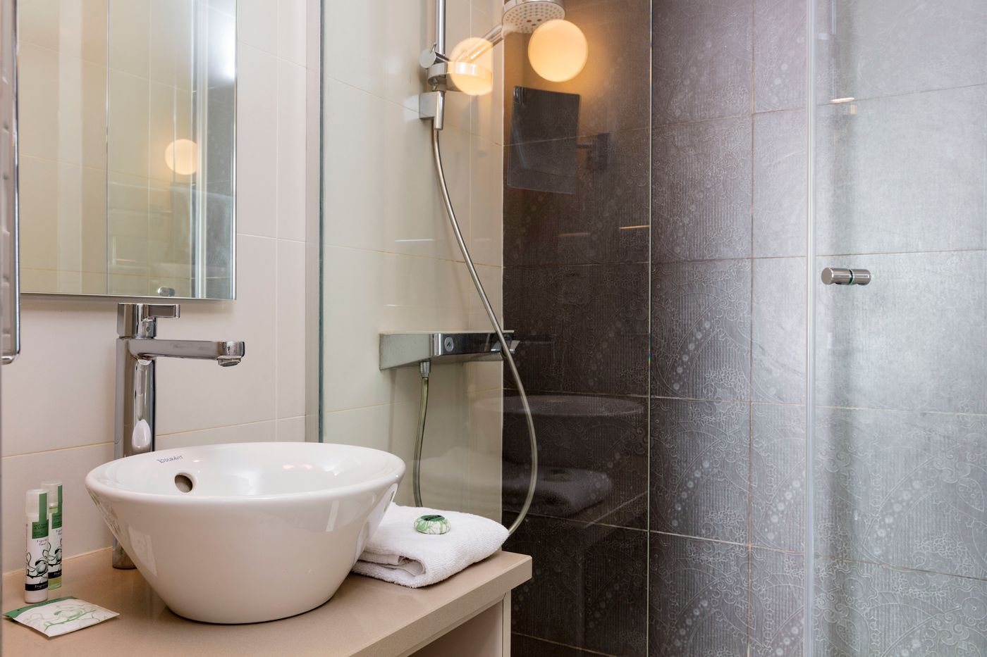 Hotel-Yllen-Eiffel-Room-42