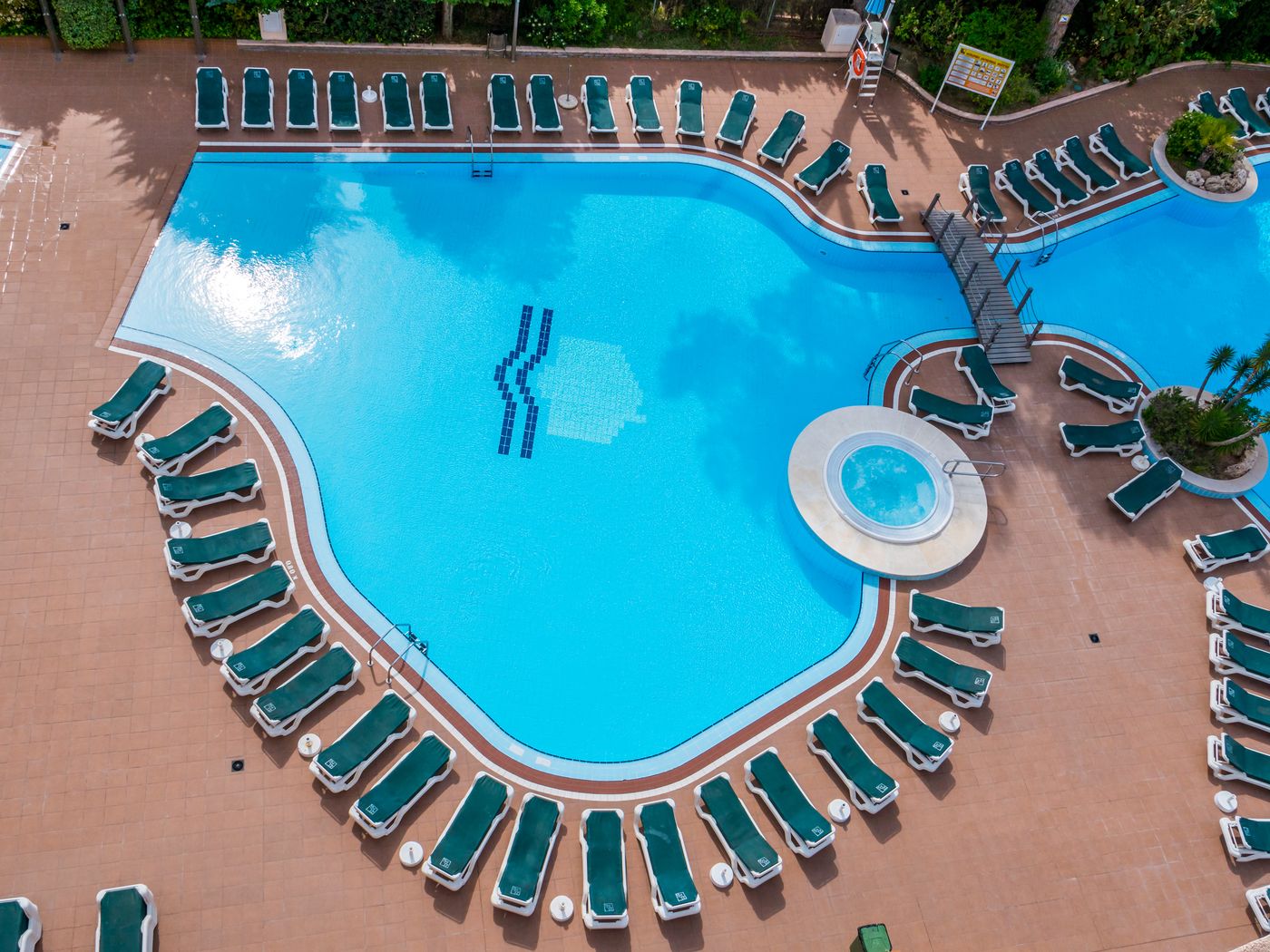 Golden-Avenida-Family-Suites-Pool-10