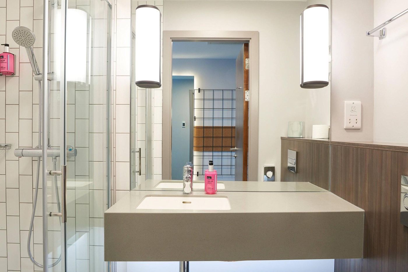 Moxy-Dublin-City-Room-42