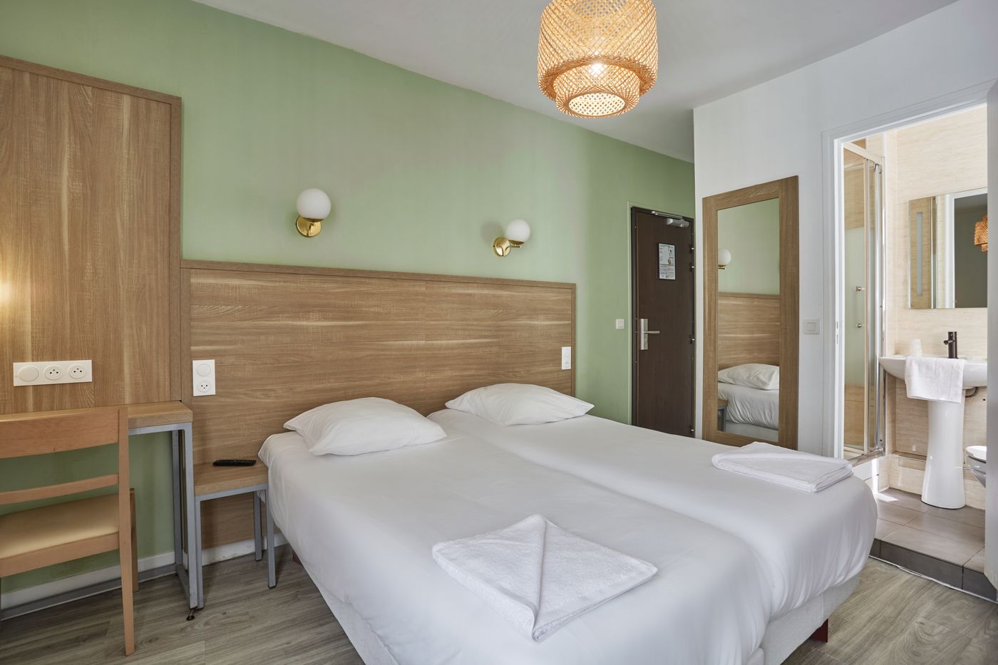 Hipotel-Paris-Gare-Du-Nord-Merryl-Room-10