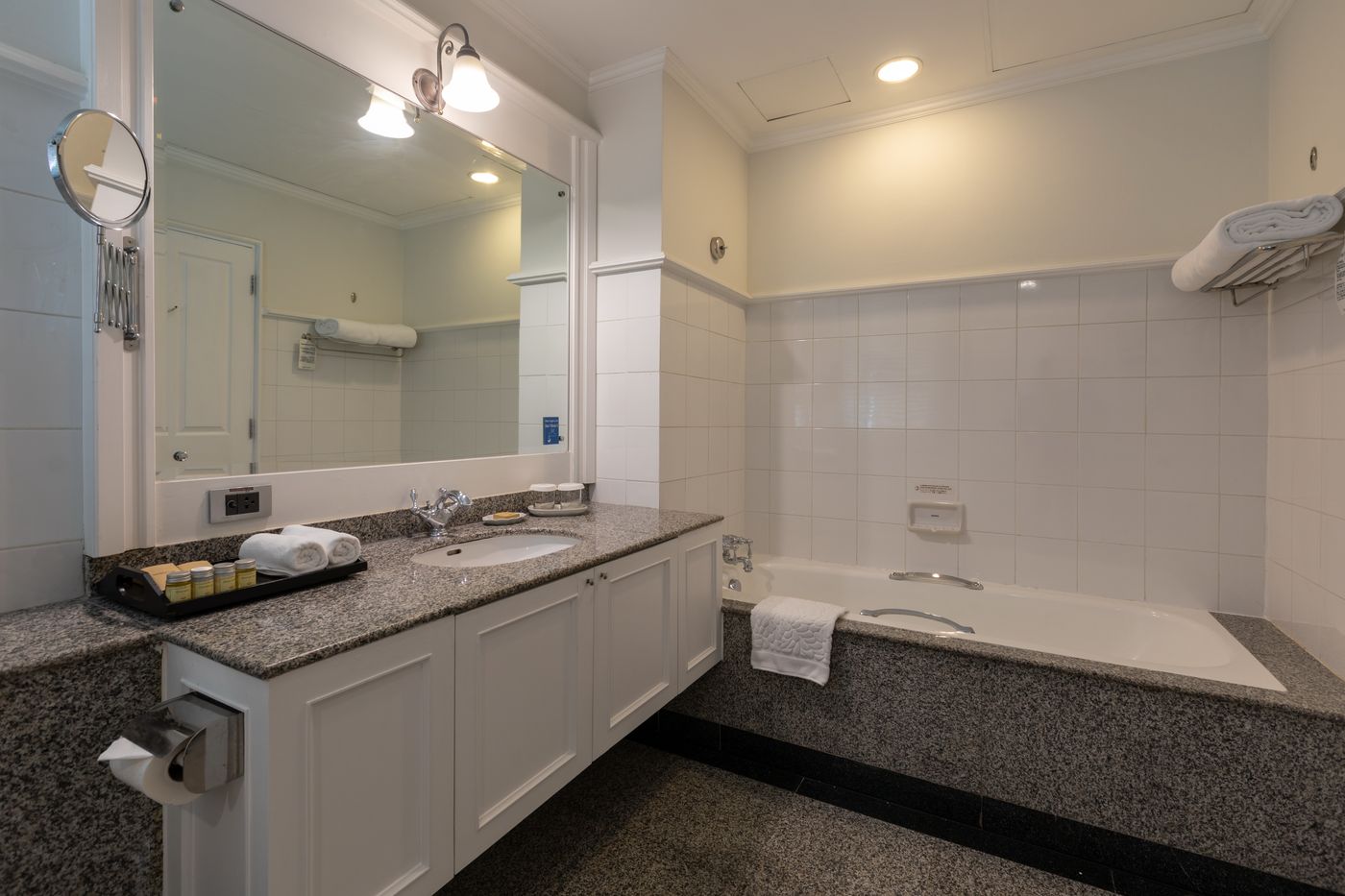 Cape-House-Langsuan-Room-35