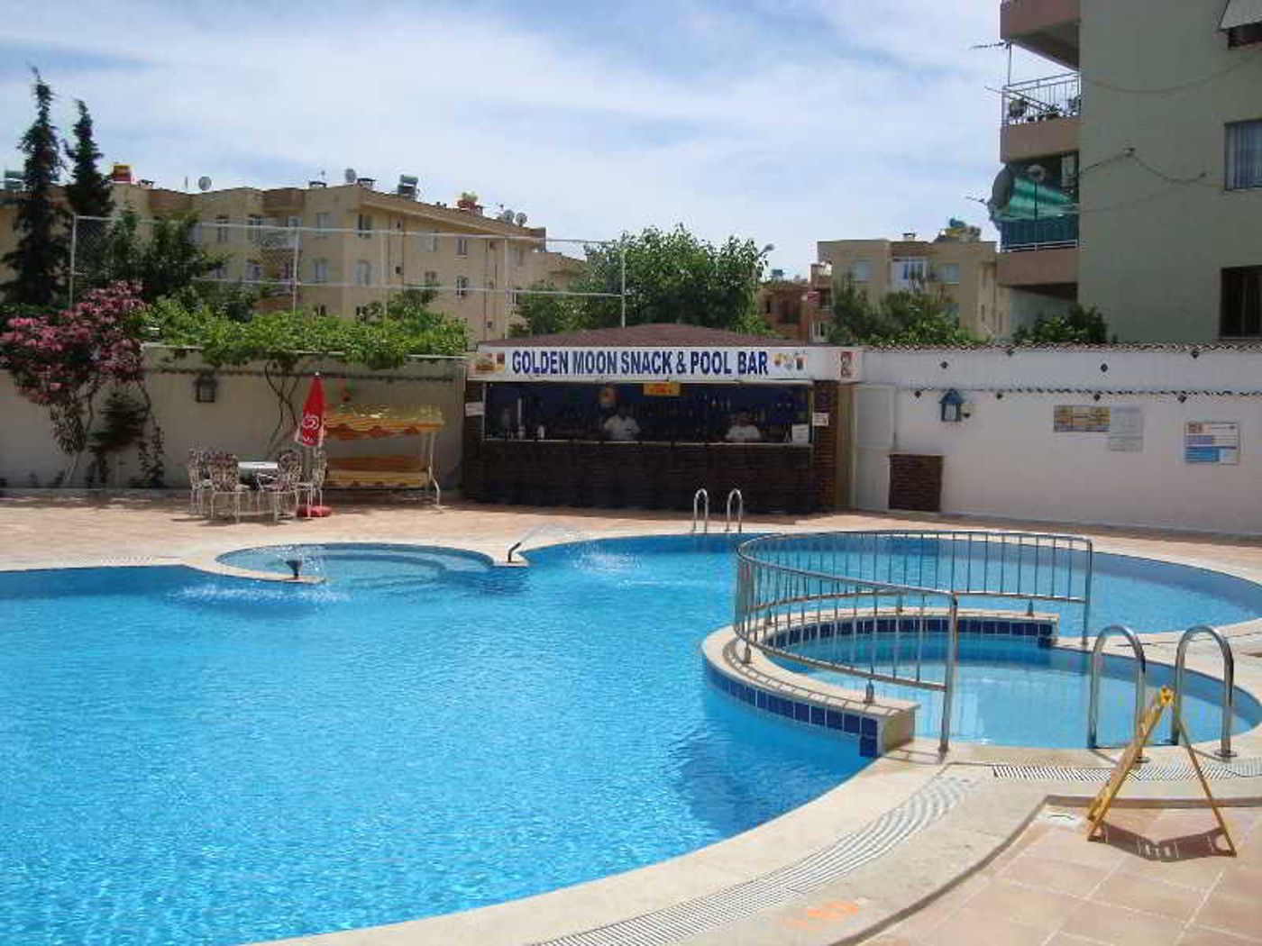 Golden-Moon-Apart-Hotel-Bar-1