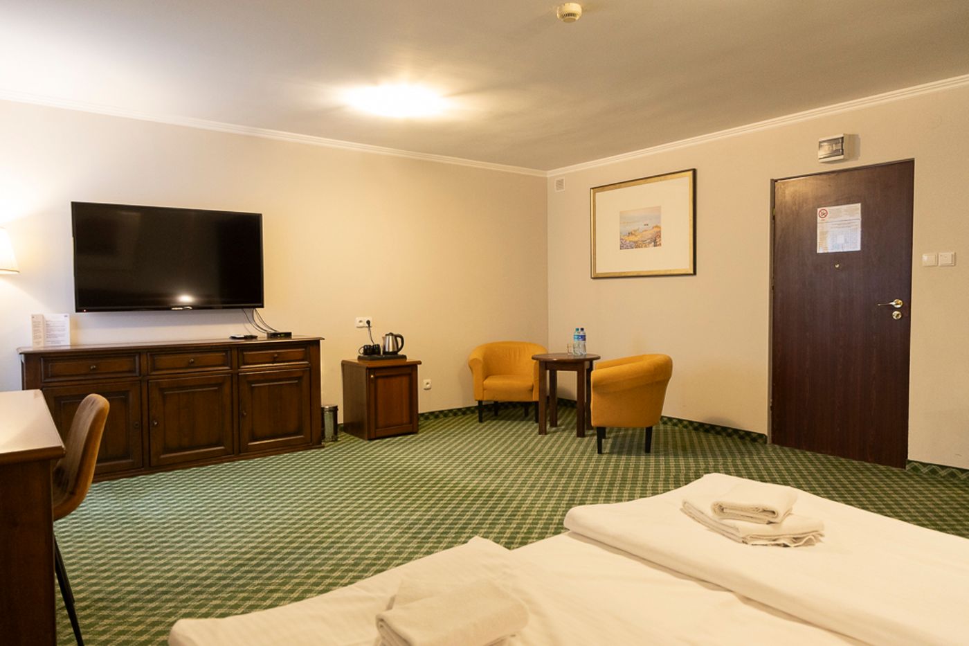 Hit-Hotel-Room-26