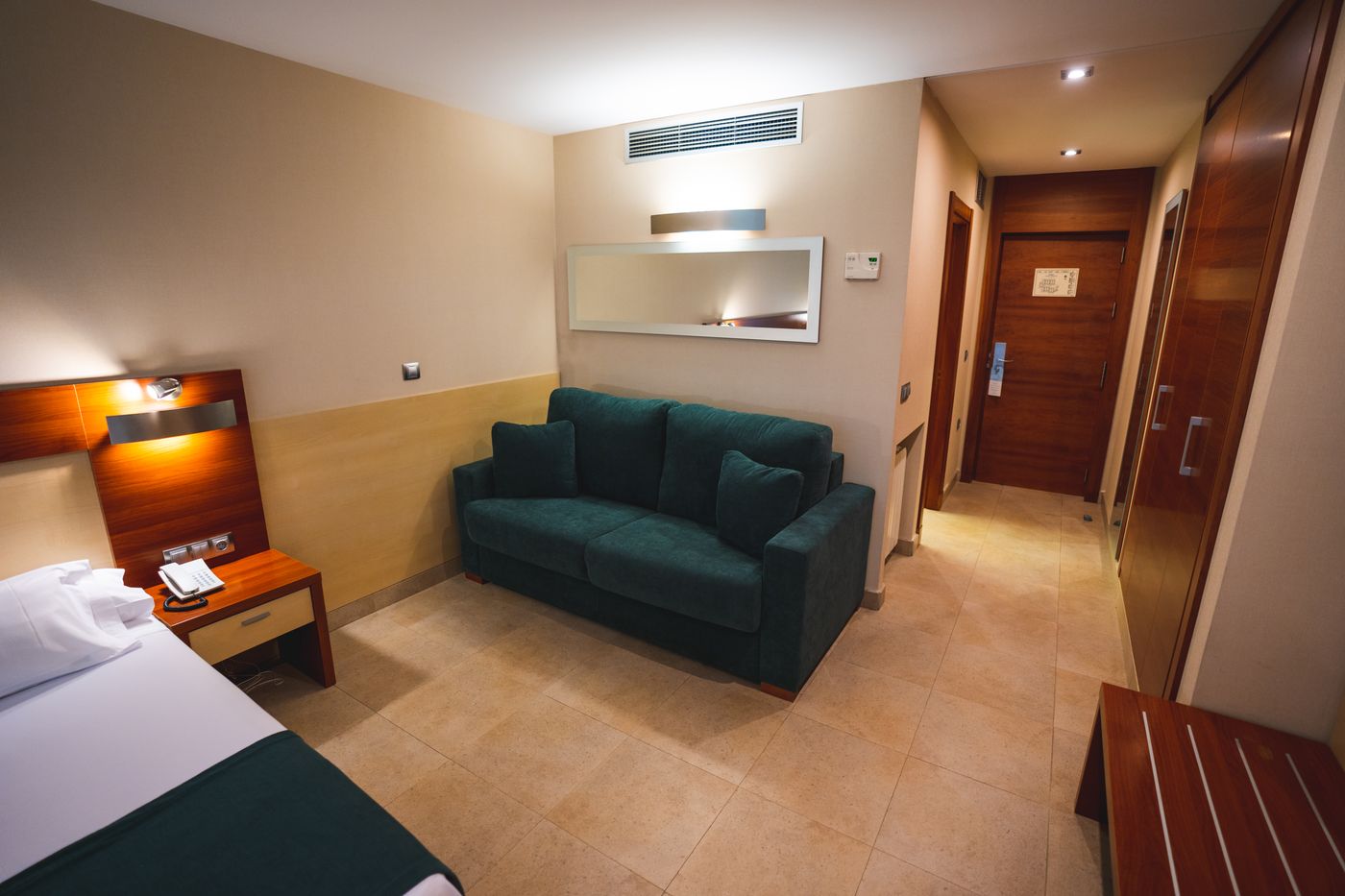 Deloix-Aqua-Center-Hotel-Room-40