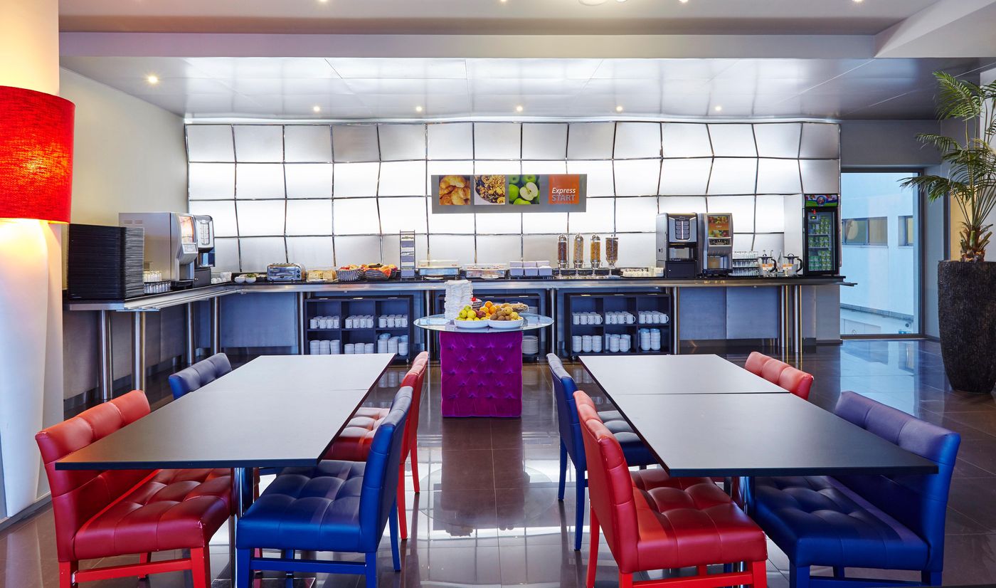 Holiday-Inn-Express-Lisbon-Airport-Restaurant-34