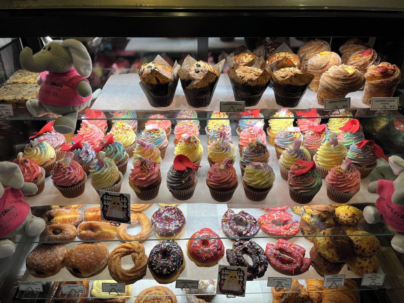 Century-Plaza-Hotel---Spa-Vancouver-Bar-86