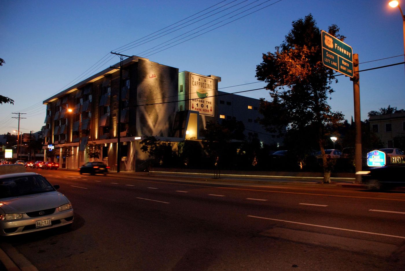 Best-Western-Plus-Hollywood-Hills-General-view-61