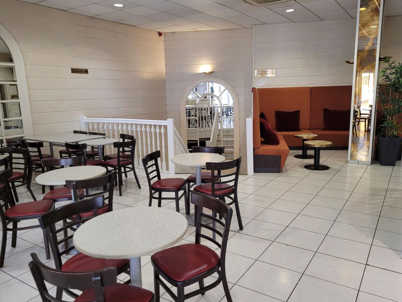 De Paris-France-LOURDES-Lobby-5