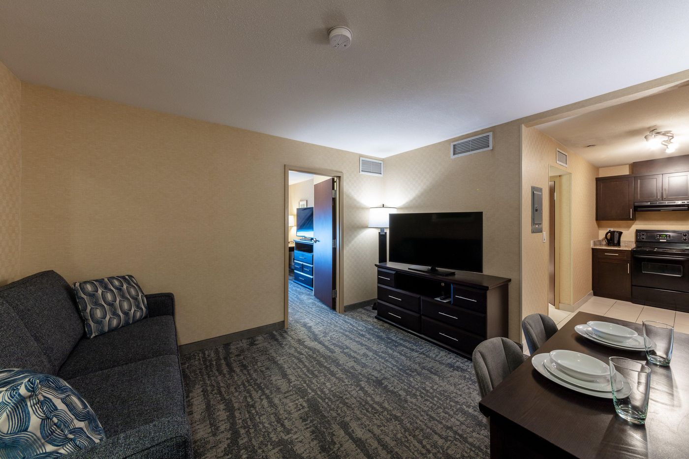 Holiday-Inn-Express---Suites-Riverport-Room-27