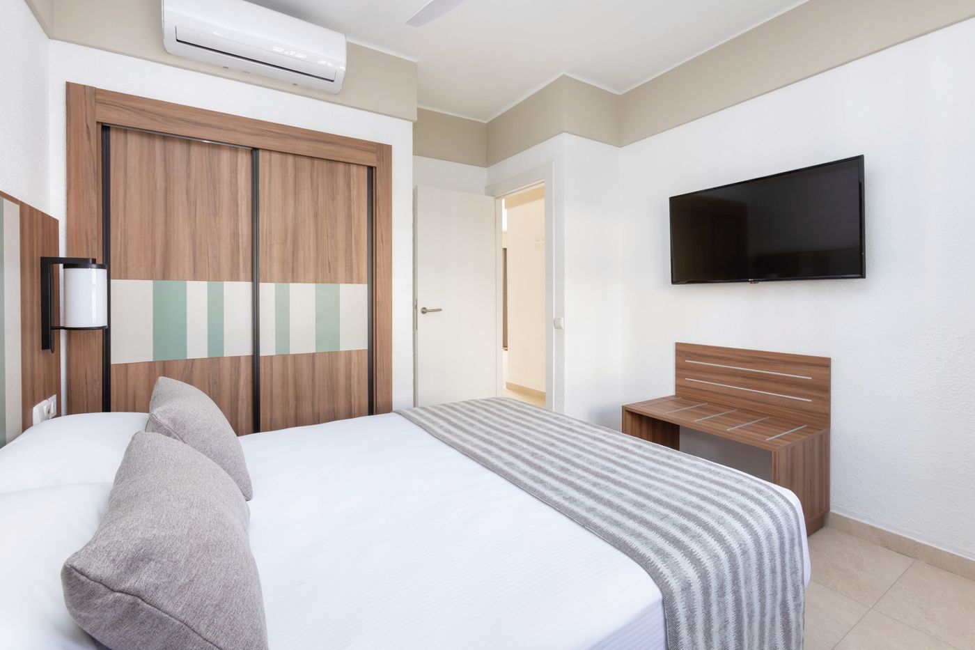 Club-Hotel-Riu-Paraiso-Lanzarote-Resort-Room-29