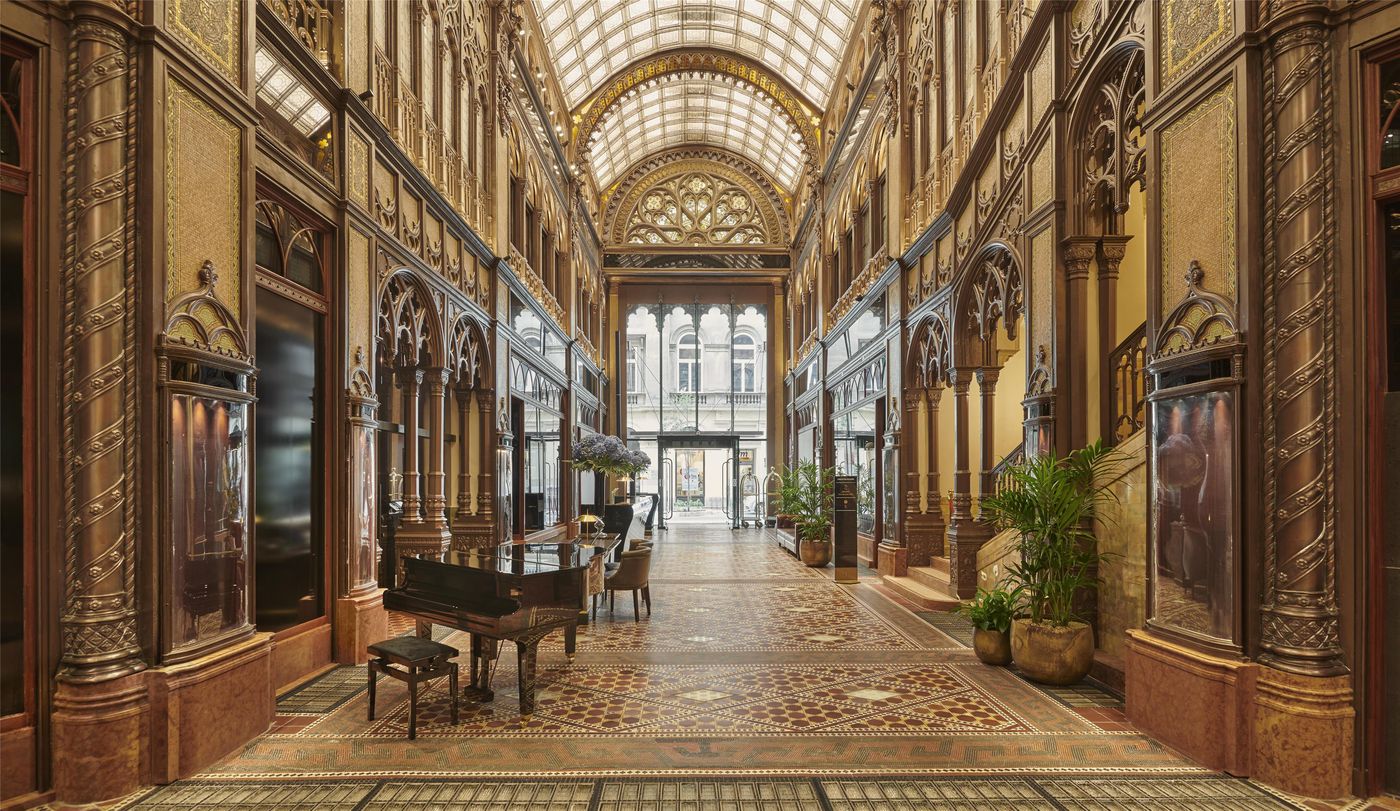 P-risi-Udvar-Hotel-Budapest--part-of-Hyatt-Lobby-48