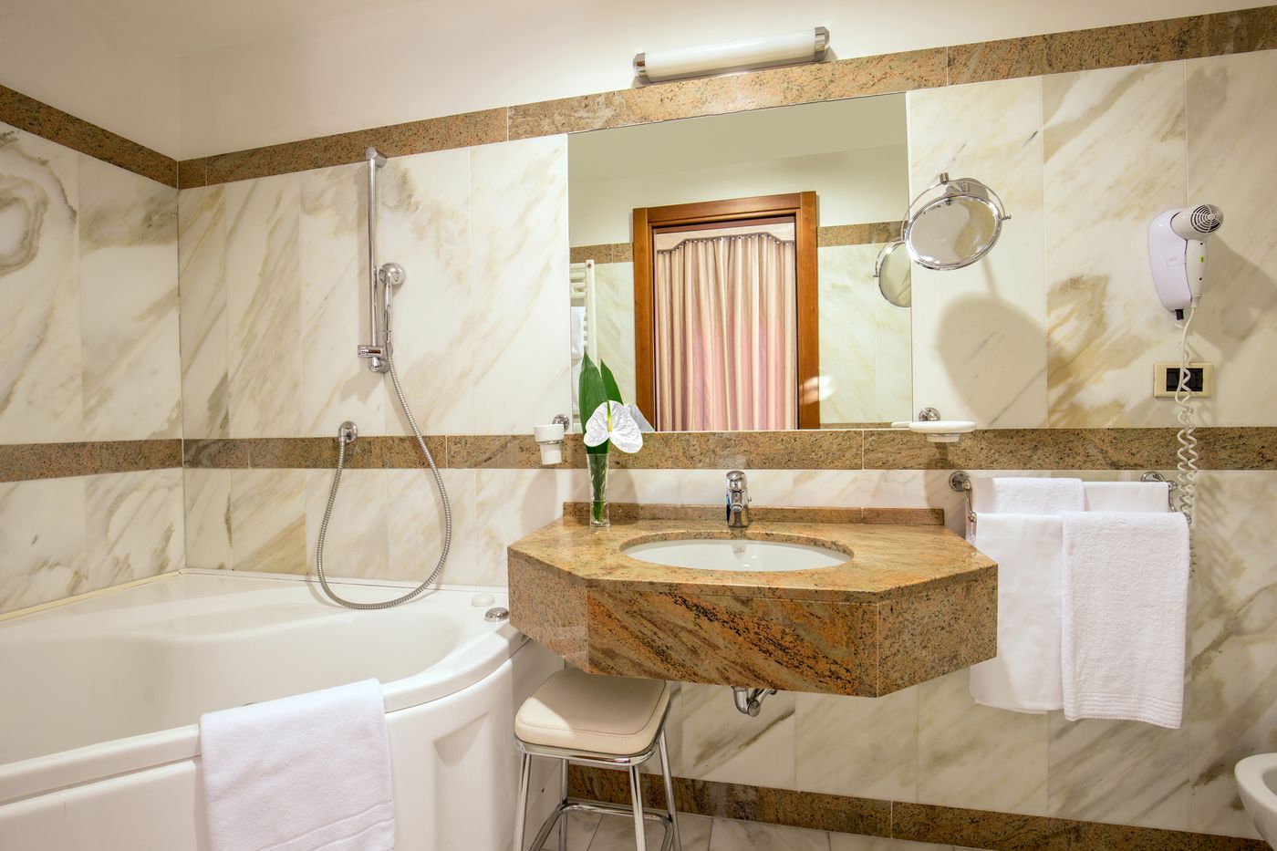 Unaway-Hotel-Empire-Roma-Room-32