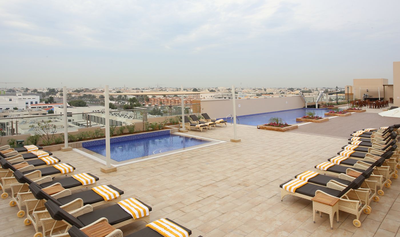 Metropolitan-Hotel-on-Sheikh-Zayed-Road-Dubai-Pool-4