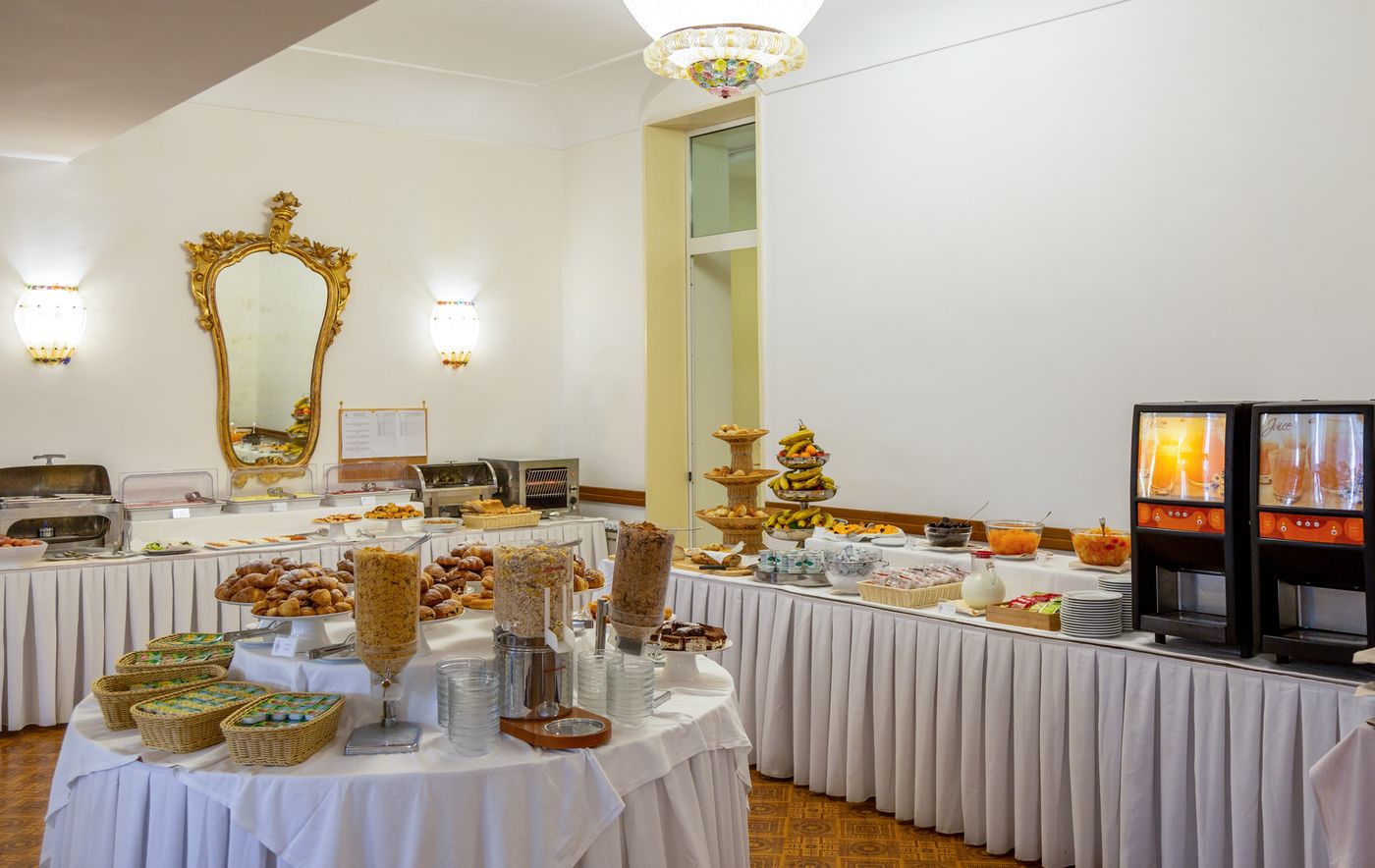 Carlton-International-Restaurant-16