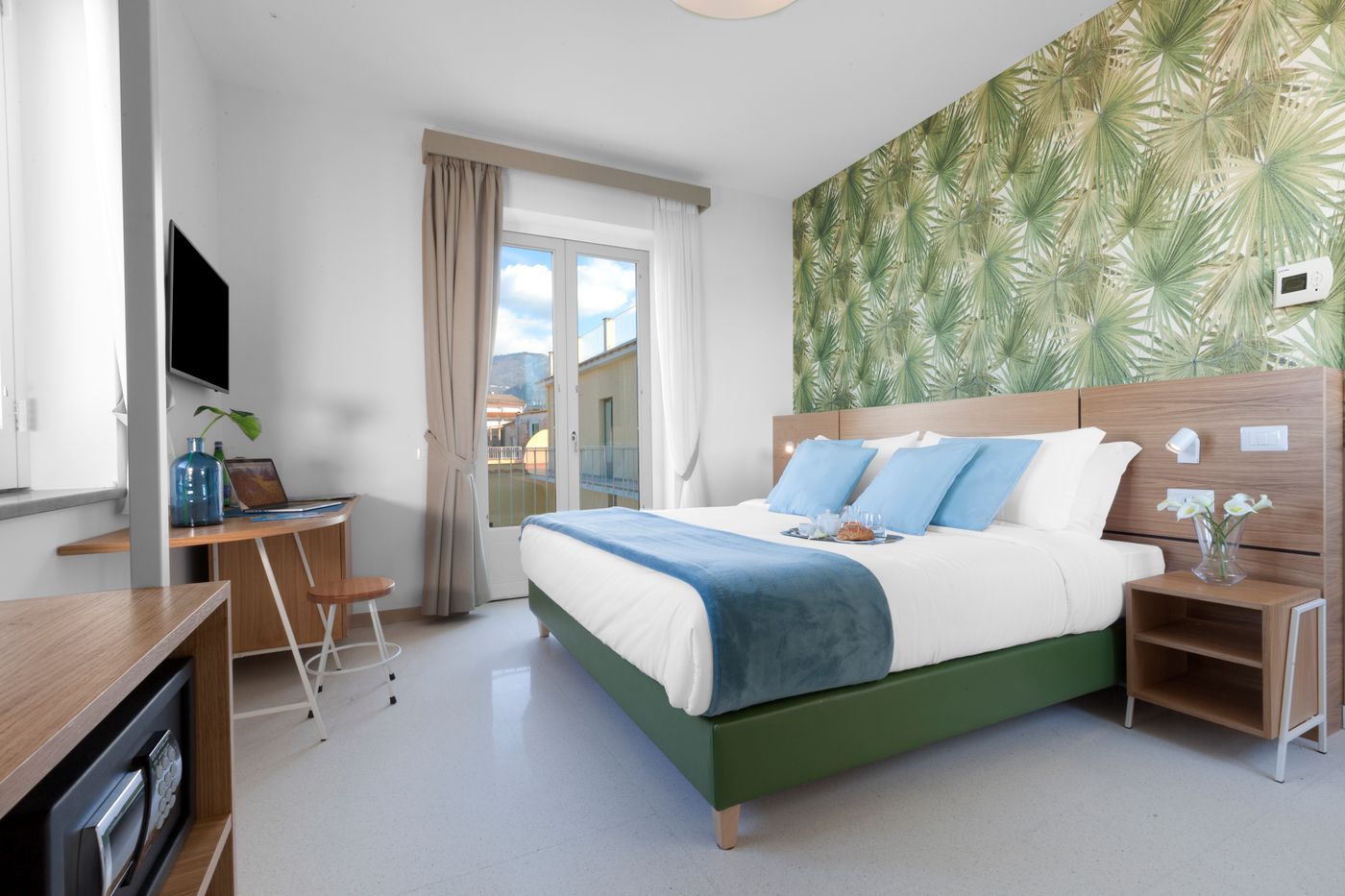 Unconventional-Sorrento-Coast-Room-6