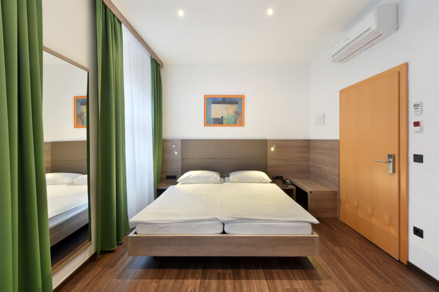 Lucia - Austria - Vienna - Room - 14