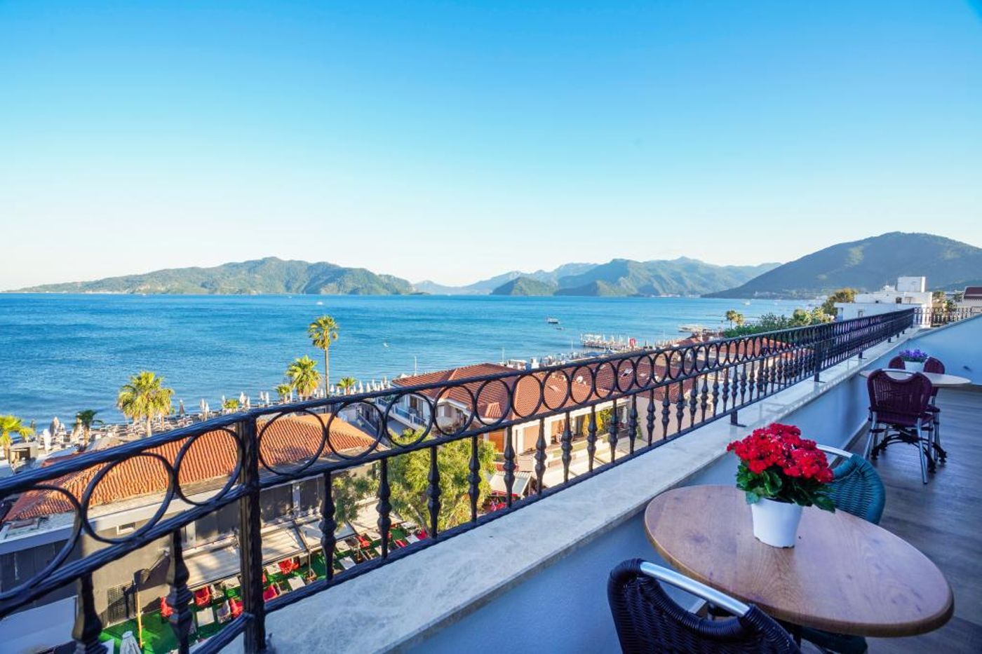 Aurasia Seaside Hotel