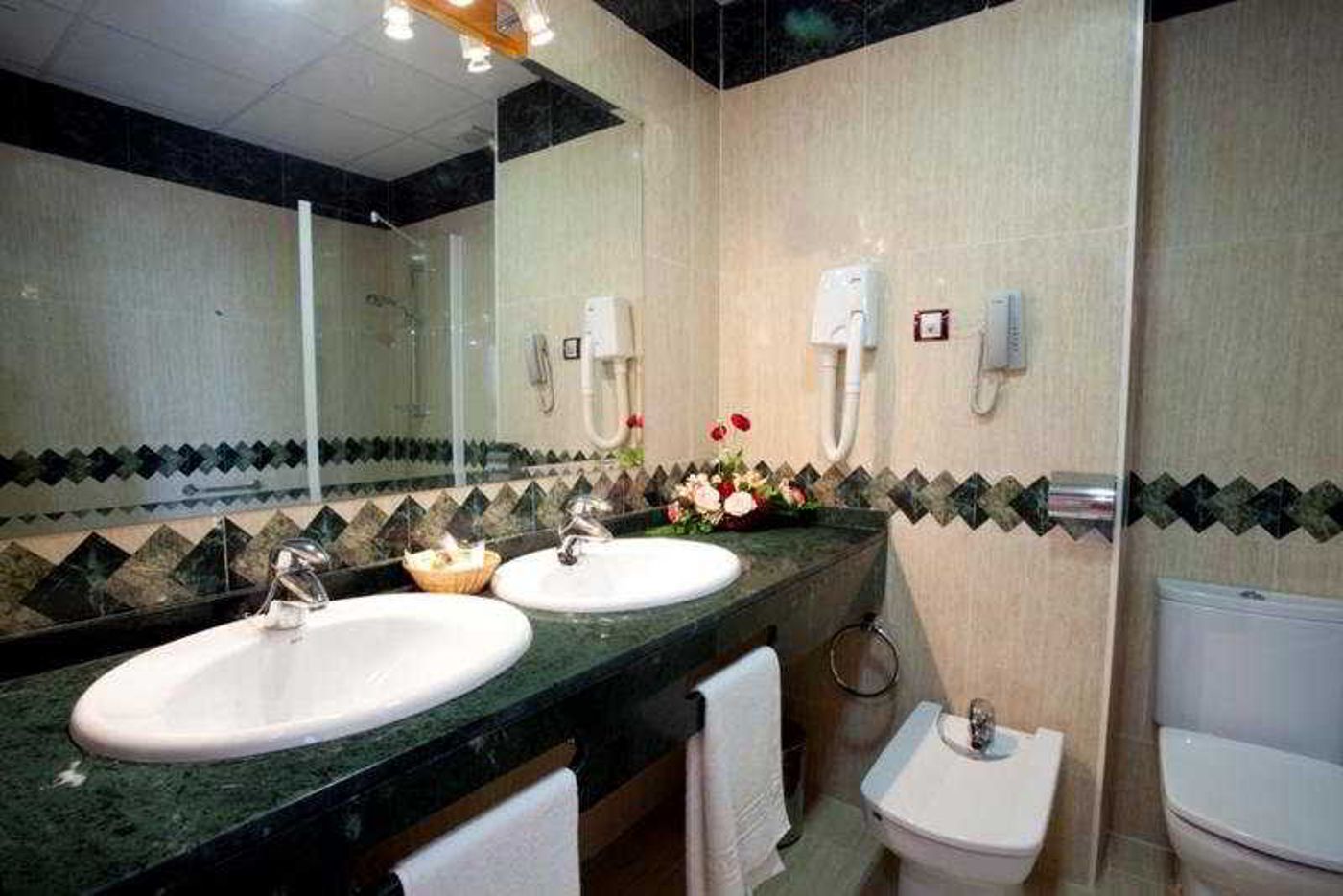 La-Familia-Gallo-Rojo-Room-12