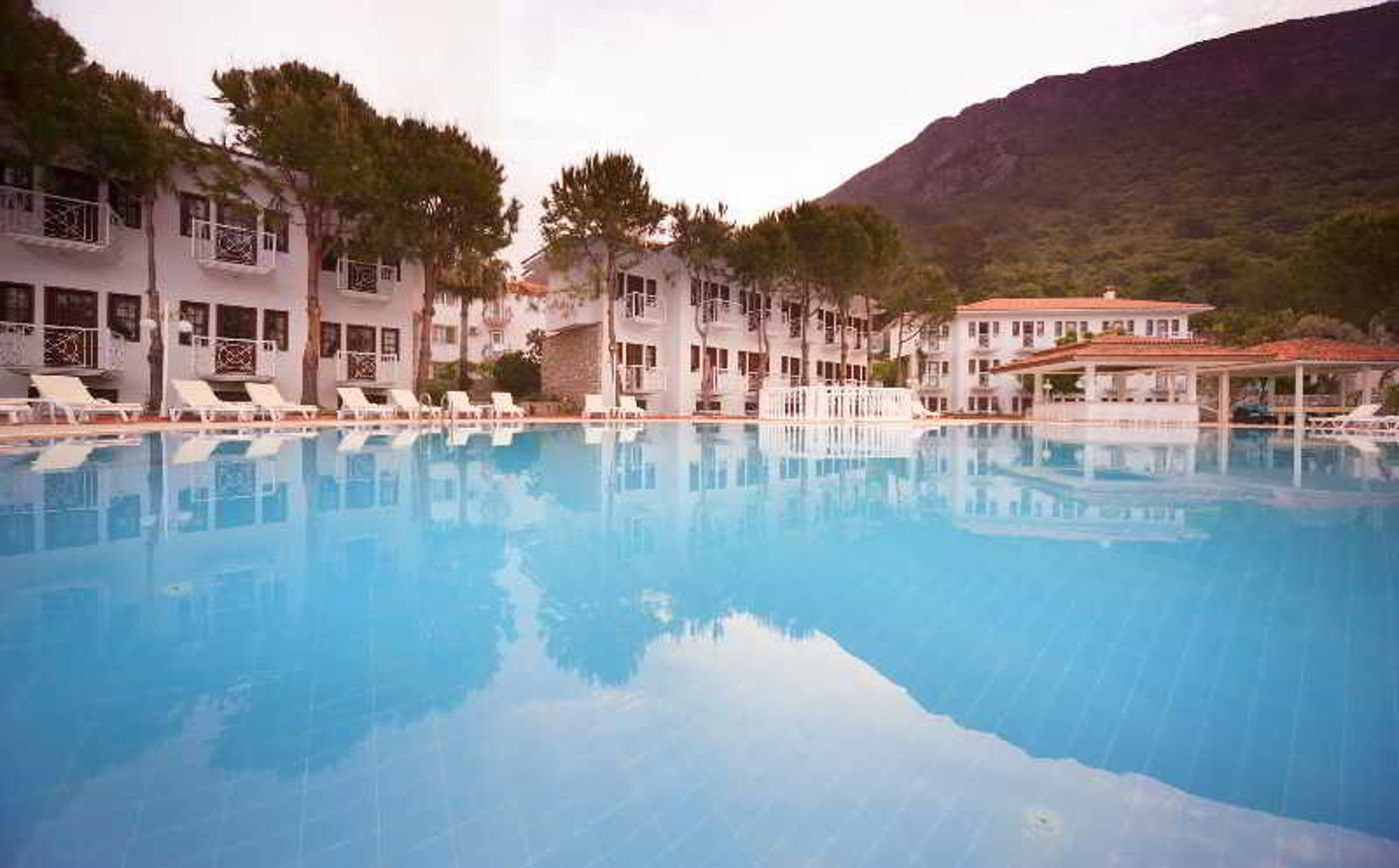 White-Otel-Pool-6
