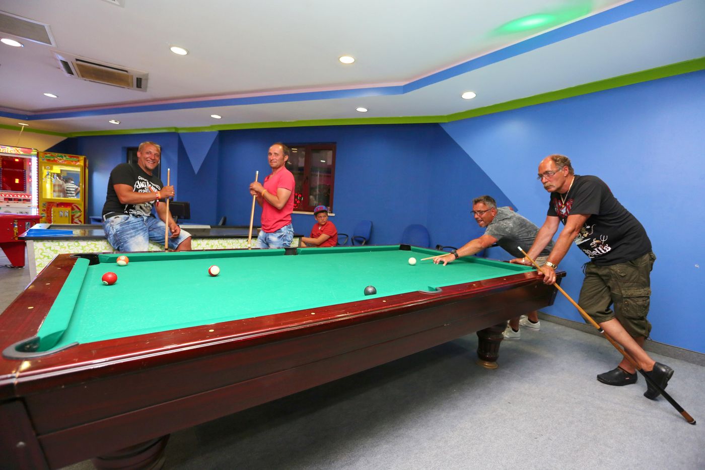 Selectum-Family-Comfort-Side-Sports-and-Entertainment-59