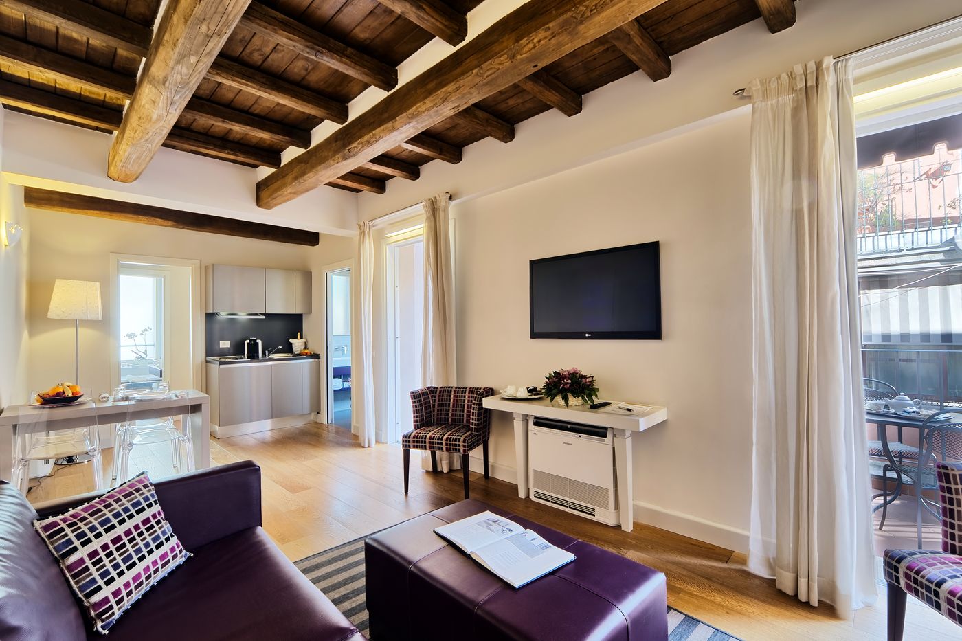 Trevi-Palace-Luxury-Inn-Room-5