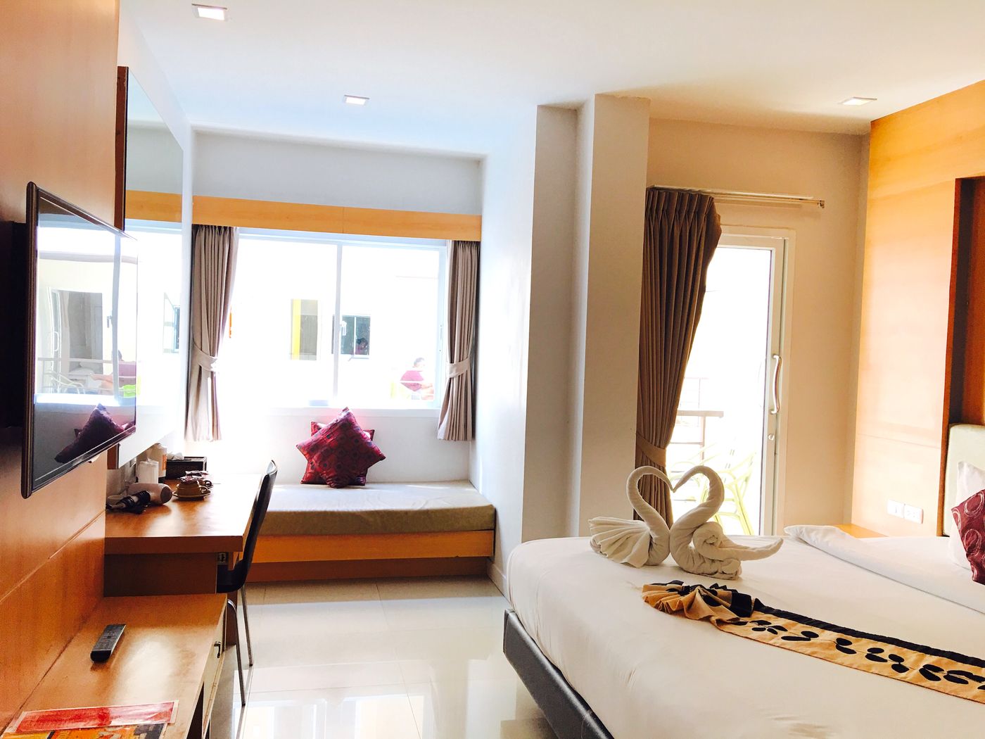 Andatel-Grand-----Patong-Phuket-Room-17