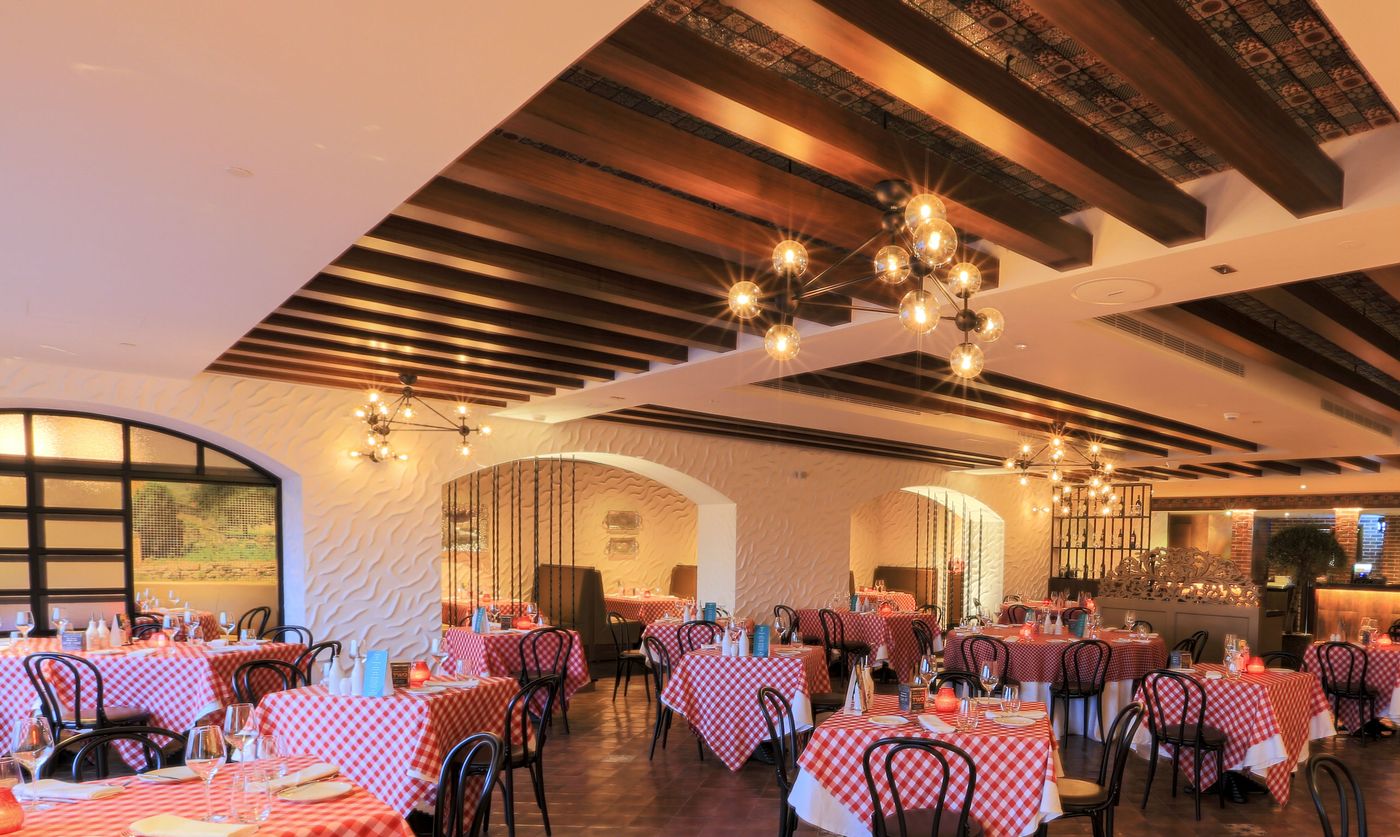 Metropolitan-Hotel-on-Sheikh-Zayed-Road-Dubai-Restaurant-58