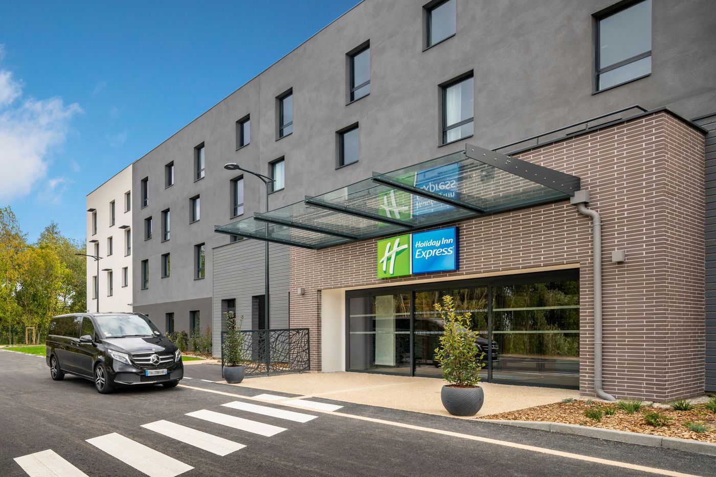 Holiday-Inn-Express-Marne-La-Vallee-Val-D-Europe-General-view-1