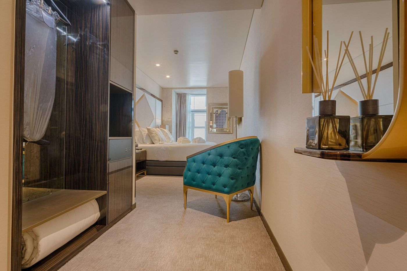 Meraprime-Gold-Design-Hotel-Room-6