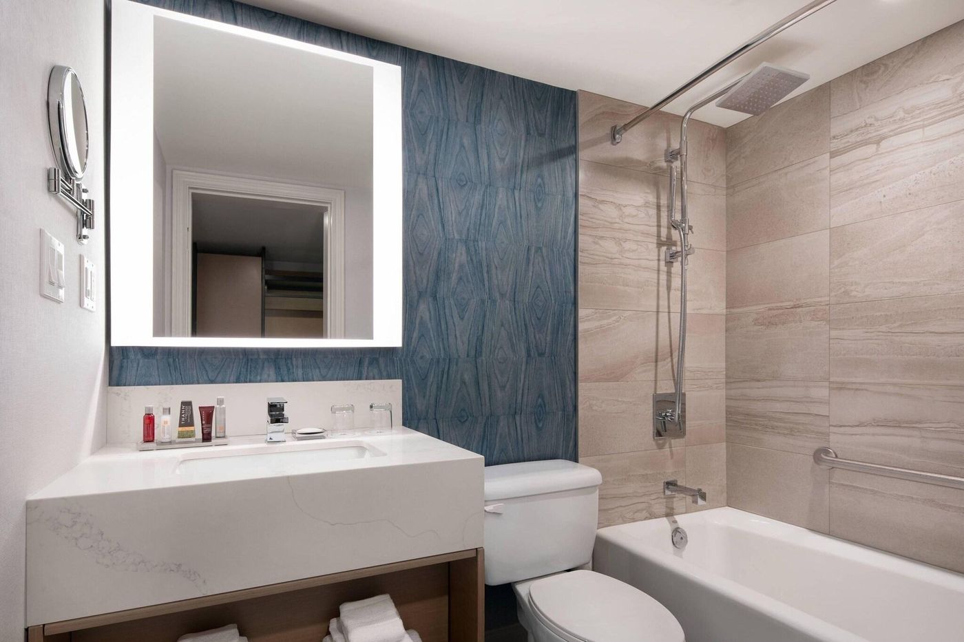 Vancouver-Airport-Marriott-Hotel-Room-32