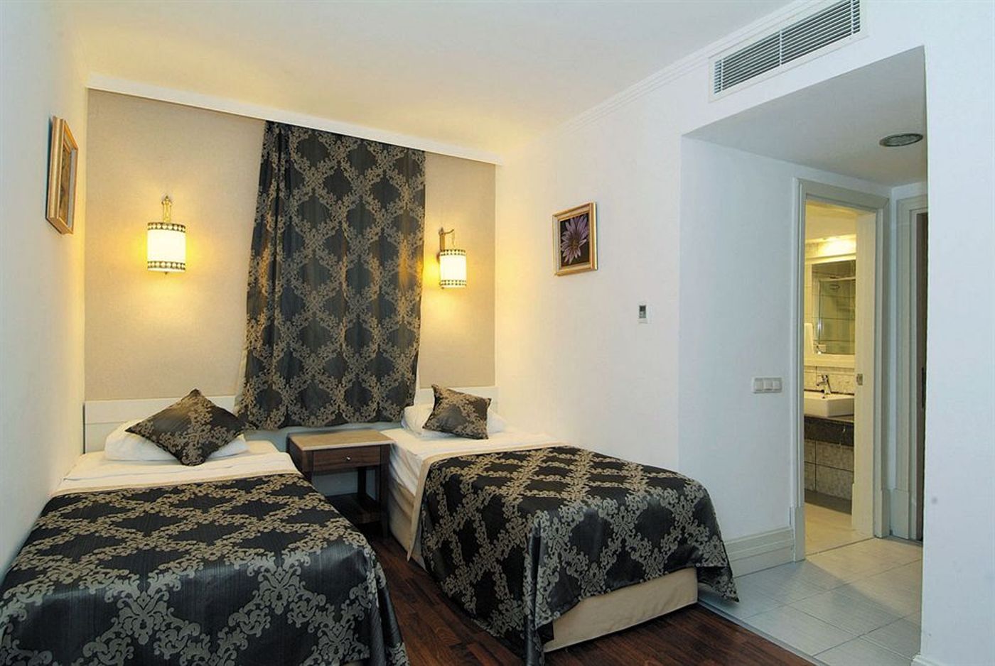 Alba-Queen-Hotel-Room-24