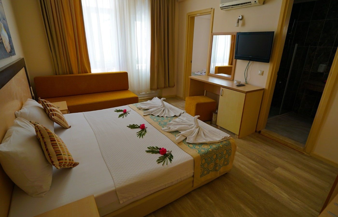 SMILE HOTEL (ex Park Side Hotel)