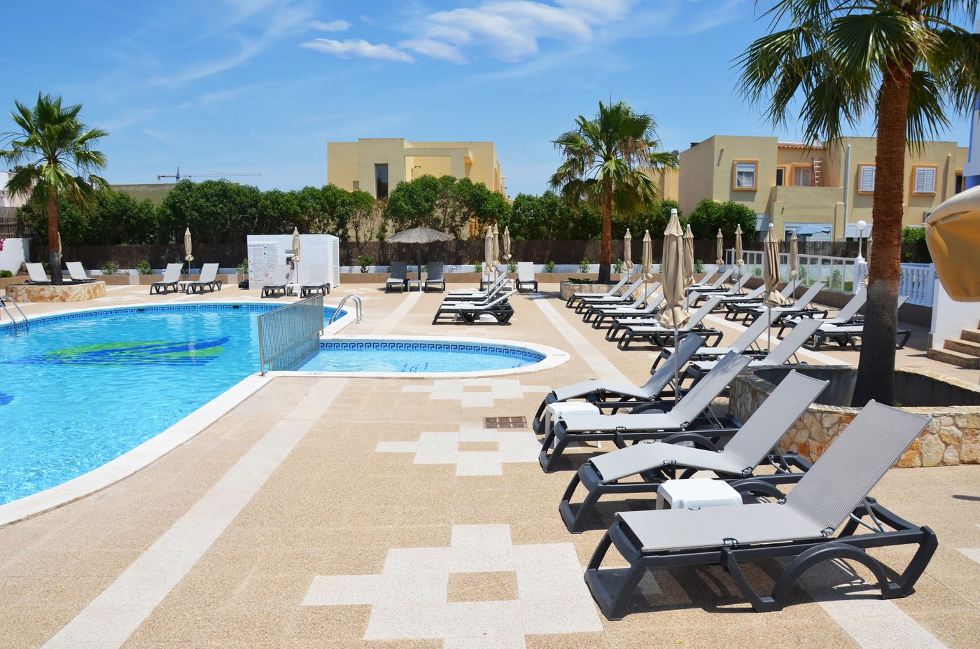 Apartamentos-San-Marino-Pool-1