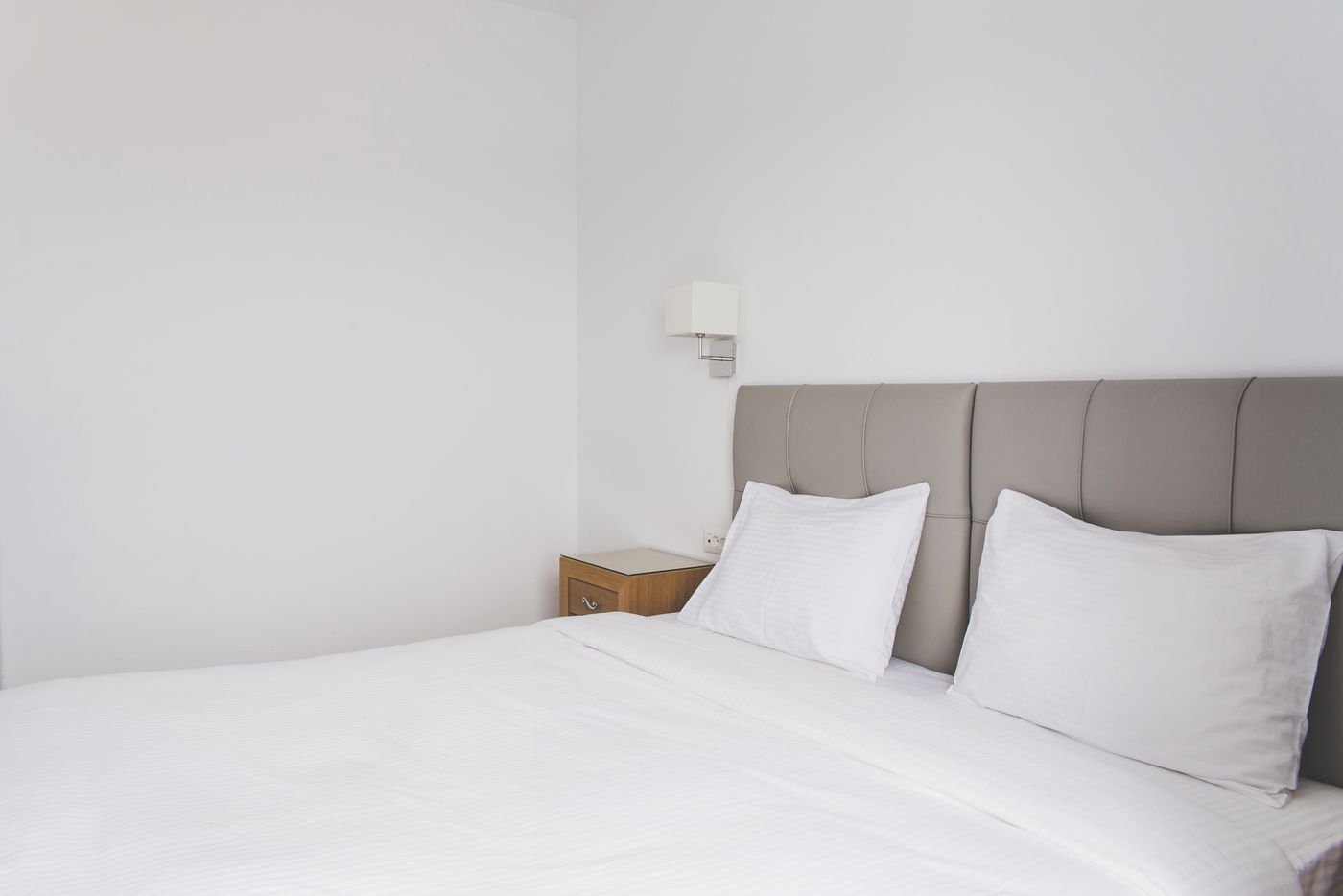 Super-Paradise-Hotel-Room-32