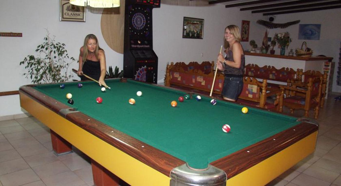 Sandy's Studios & Log Villas