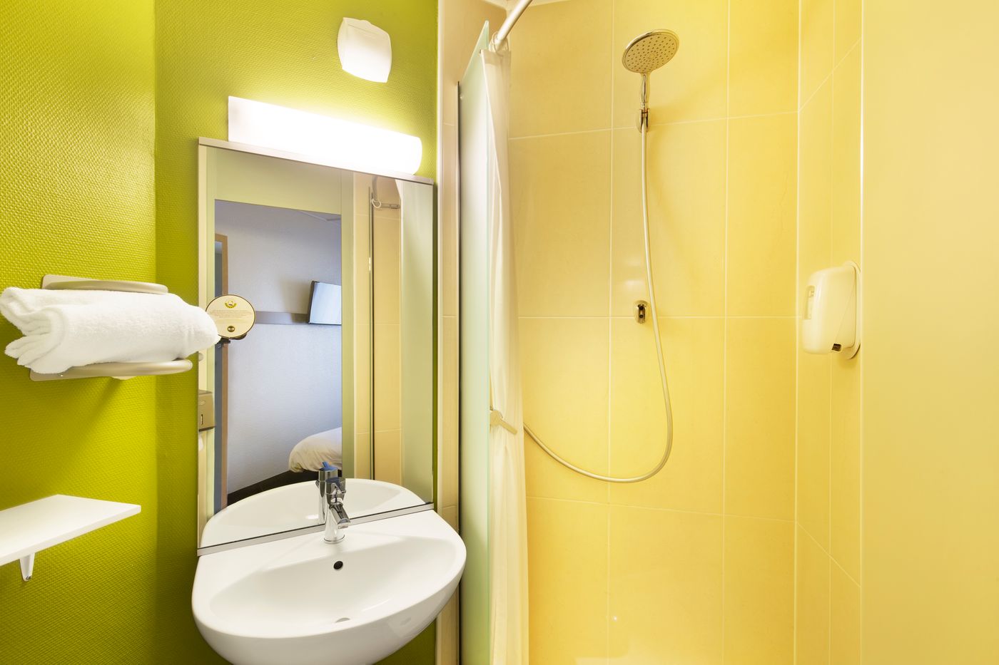 B&B Hôtel LYON Saint-Bonnet Mi-Plaine - France - Saint-Bonnet-de-Mure - Room - 5