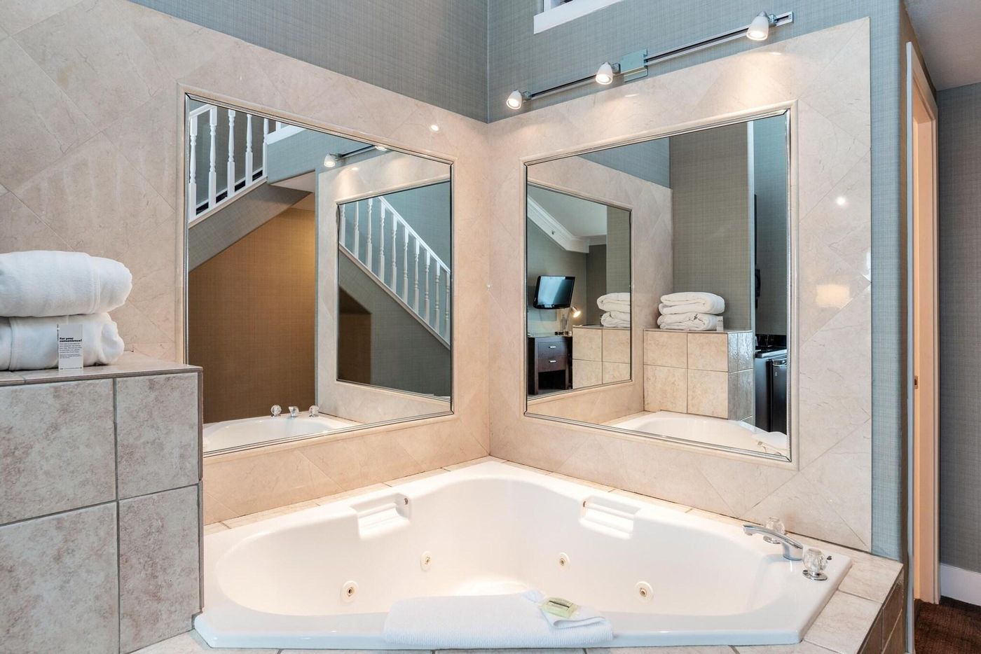 Sandman-Hotel-Vancouver-Airport-Sports-and-Entertainment-42