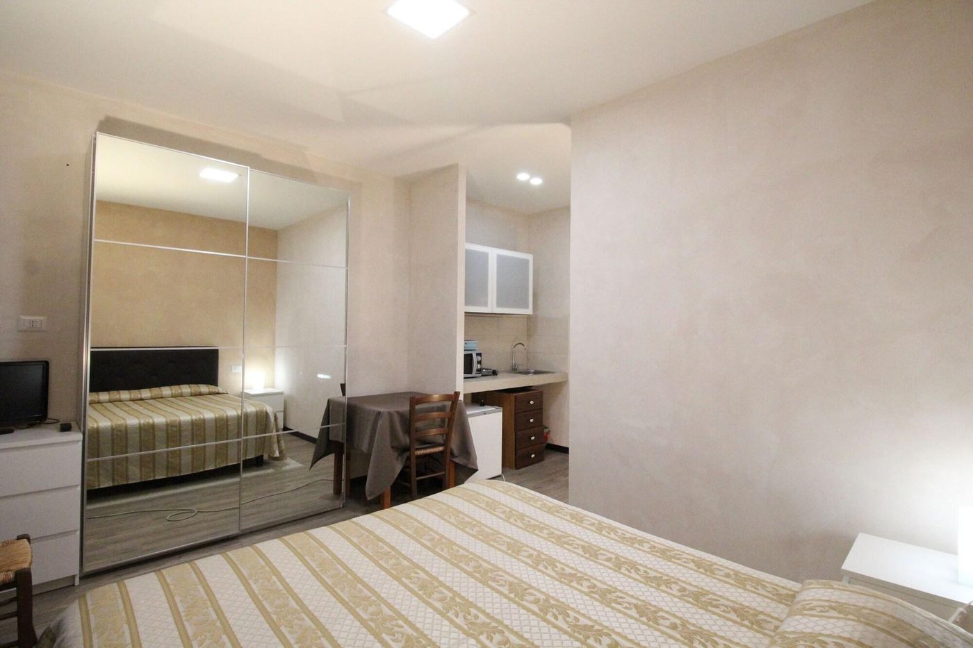 La-Loggia-Villa-Gloria-Room-17