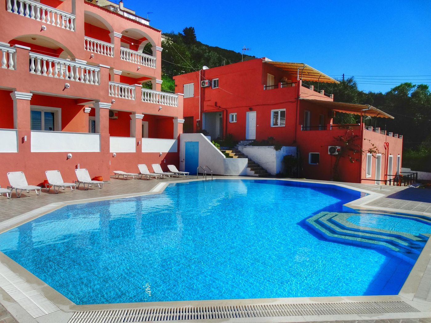 Paradiso-Aparthotel-Pool-1