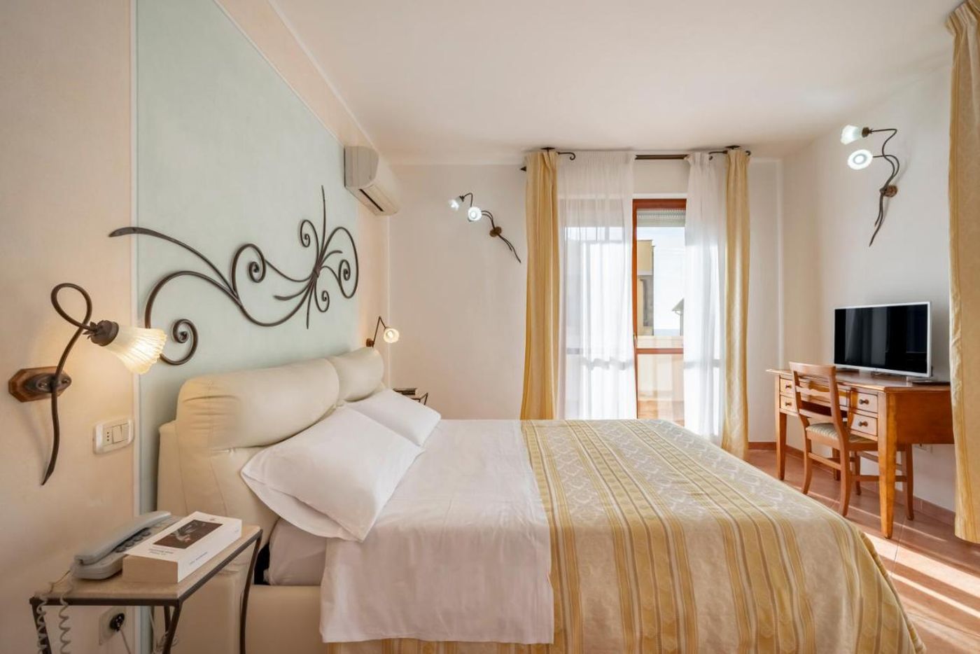 Lola-Piccolo-Hotel-Room-12