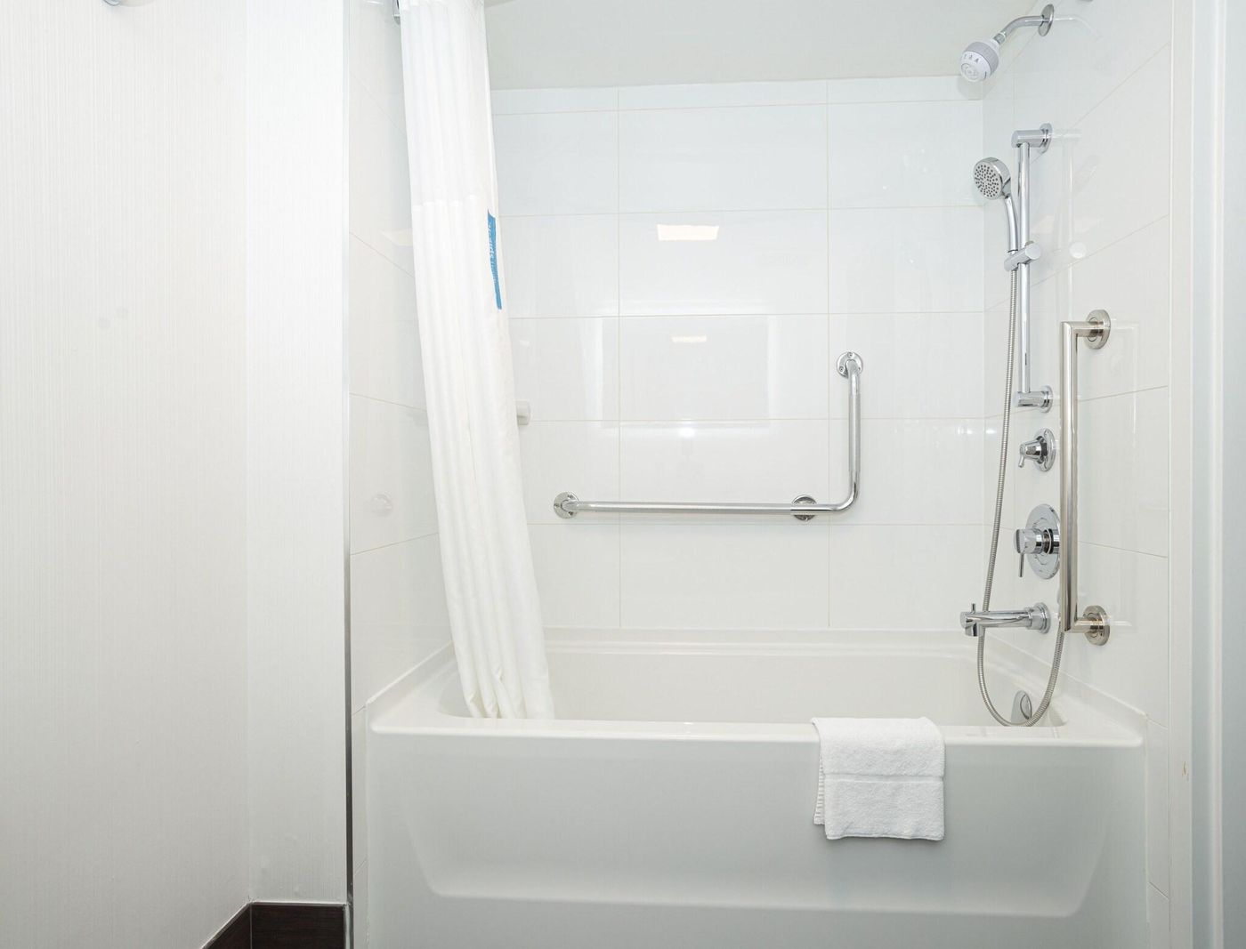 Hampton-Inn---Suites-By-Hilton-Vancouver-Downtown-Room-39