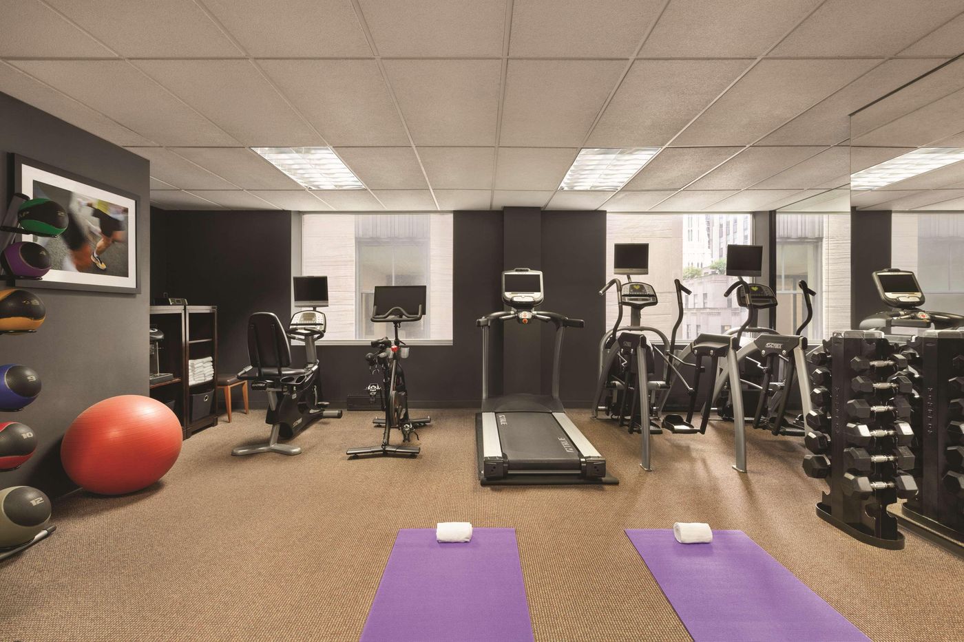 DoubleTree-by-Hilton-New-York-Midtown-Fifth-Avenue-Sports-and-Entertainment-35