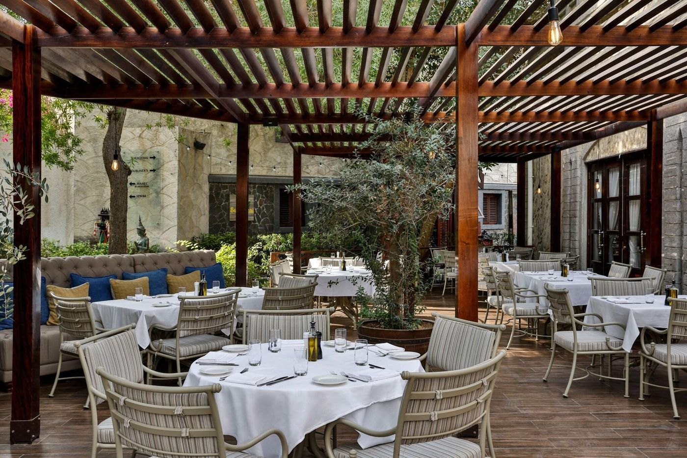 Le-Meridien-Dubai-Hotel---Conference-Centre-Restaurant-16