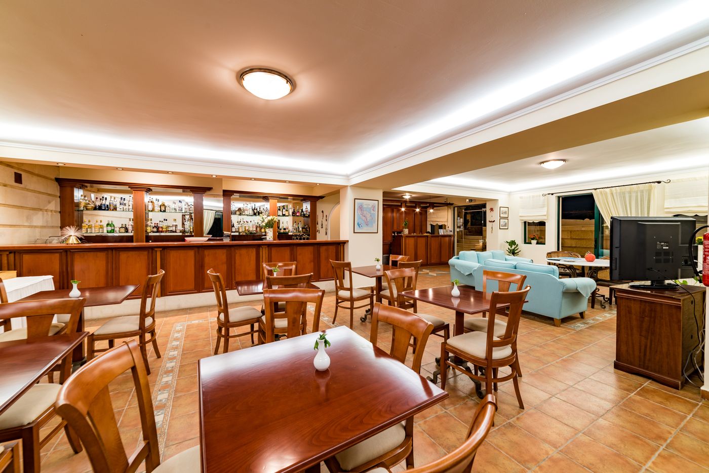 Andreolas-Luxury-Suites-Restaurant-37