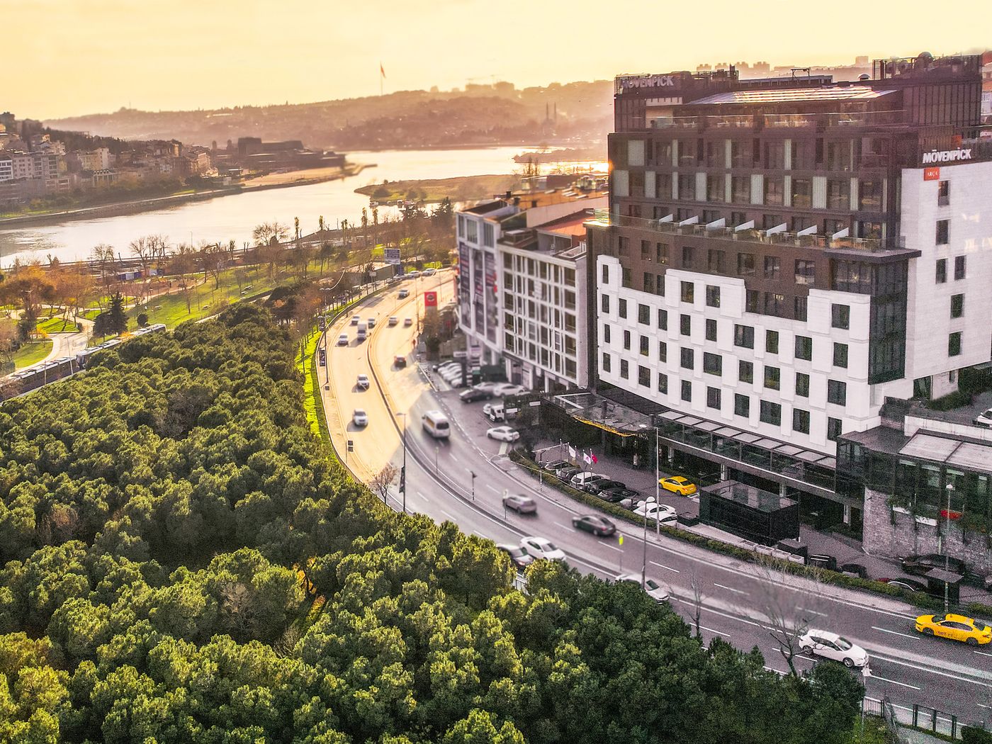Movenpick-Hotel-Istanbul-Golden-Horn-Room-11